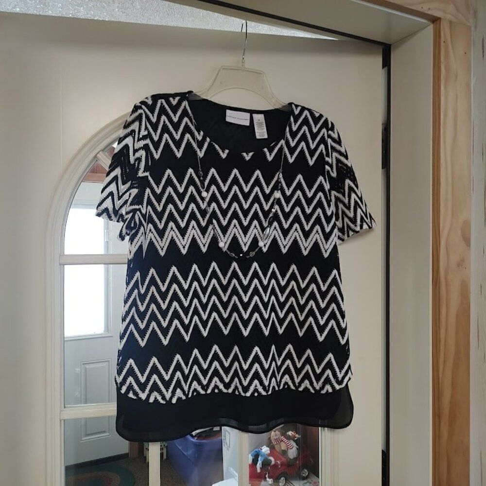 New Alfred Dunner Black White Lace Overlay  Top With Necklace Women's M